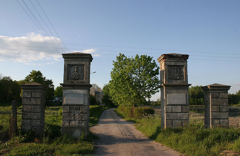 Zabytkowa brama w parku podworskim w Stawiskach. (Fotografia pochodzi z portalu Wikipedia, autor: Guziec)