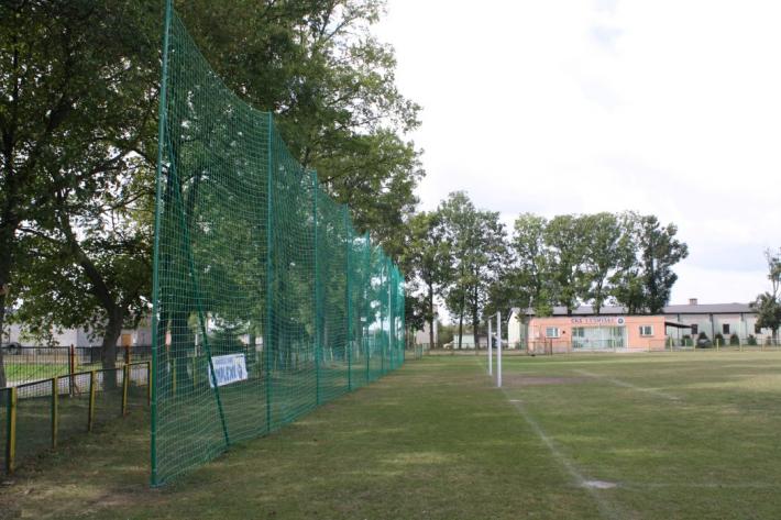 GOKiS doposaża stadion miejski w piłkochwyt