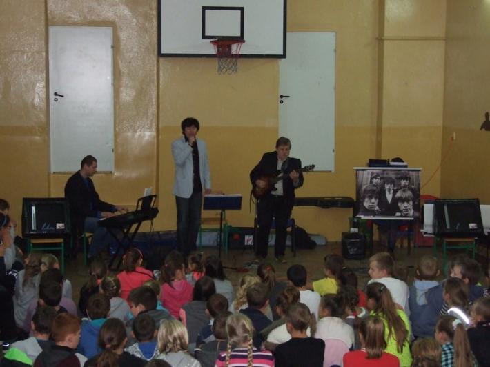 Koncert agencji artystycznej MAT w Zespole Szkolno-Przedszkolnym w Stawiskach