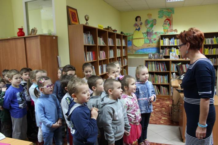 Odwiedziny przedszkolaków w bibliotece miejskiej w Gminnym Ośrodku Kultury i Sportu w Stawiskach