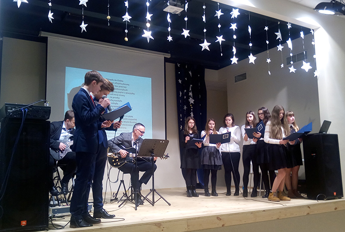 Koncert młodzieży gimnazjalnej w Szkole Inżynierii im. Joachima Lelewela w Wilnie