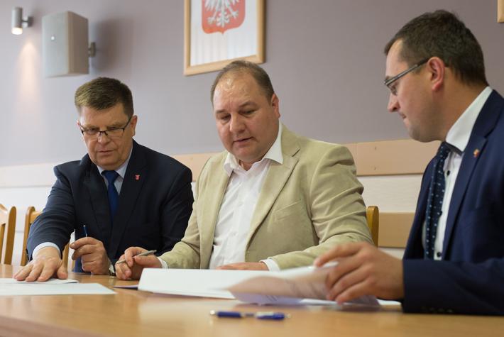 Burmistrz Stawisk podpisał umowę na dofinansowanie zakupu sprzętu dla OSP