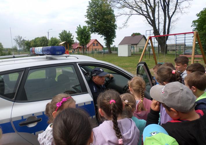 Dzielnicowy ze Stawisk odwiedził Szkołę Podstawową w Porytem