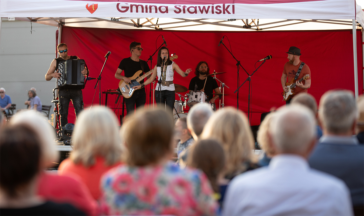 Wspólna zabawa w centrum Stawisk