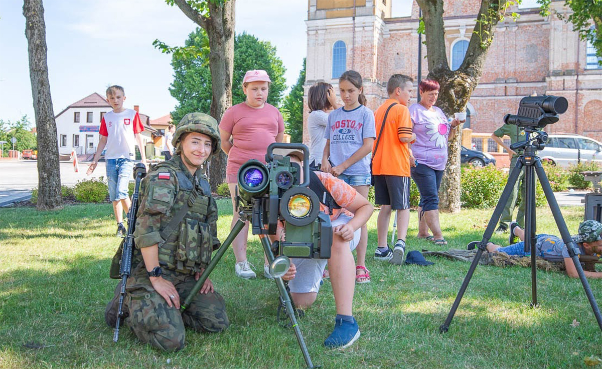 Pokaz sprzętu wojskowego w centrum Stawisk